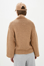 Dzianinowy sweter oversize w piaskowym kolorze z karczkiem  4034116 zdjęcie №2