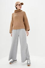 Dzianinowy sweter oversize w piaskowym kolorze z karczkiem  4034116 zdjęcie №3