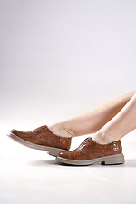 Lacklederne geschlossene Loafer mit niedrigem Absatz — Damen-Loafer  4207116 Foto №2