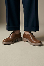 Lacklederne geschlossene Loafer mit niedrigem Absatz — Damen-Loafer  4207116 Foto №5