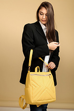 Жіноча стьобана сумка-рюкзак жовтого кольору SamBag 8045119 фото №3