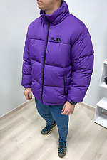 Короткая зимняя куртка пуховик фиолетового цвета ТУР 8037121 фото №2