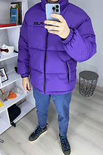 Короткая зимняя куртка пуховик фиолетового цвета ТУР 8037121 фото №4