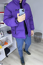 Короткая зимняя куртка пуховик фиолетового цвета ТУР 8037121 фото №5