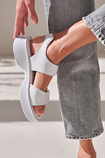 Weiße Damen-Ledersandalen mit Klettverschluss 4206135 Foto №2