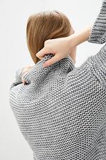 Вязаный свитер Лана с высоким воротником-хомутом и широкими рукавами  4037140 фото №4