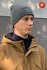 Gestrickte warme Mütze grau mit Fleecefutter und Stickerei GEN 8000140 Foto №8