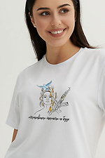 Weißes Damen-T-Shirt aus Baumwolle mit patriotischem Aufdruck Garne 9000140 Foto №1