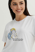 Женская хлопковая футболка белого цвета с патриотическим принтом Garne 9000141 фото №1