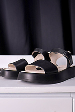 Schwarze Sandalen mit niedrigem Absatz aus echtem Leder  4206146 Foto №4