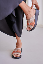 Leder-Flip-Flops auf kleinem Keilabsatz 4206147 Foto №2