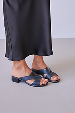 Flip-Flops aus dunklem Leder mit kleinem Absatz  4206148 Foto №1