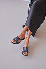 Flip-Flops aus dunklem Leder mit kleinem Absatz  4206148 Foto №2