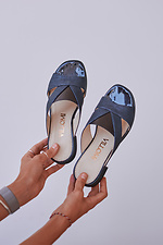 Flip-Flops aus dunklem Leder mit kleinem Absatz  4206148 Foto №3