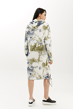 Dżersejowa sukienka MEDJI tie-dye z kapturem i dużą kangurkową kieszenią Garne 3040155 zdjęcie №4