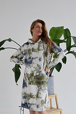Dżersejowa sukienka MEDJI tie-dye z kapturem i dużą kangurkową kieszenią Garne 3040155 zdjęcie №8