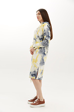 Dżersejowa sukienka MEDJI tie-dye z kapturem i dużą kangurkową kieszenią Garne 3040156 zdjęcie №2