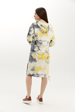 Dżersejowa sukienka MEDJI tie-dye z kapturem i dużą kangurkową kieszenią Garne 3040156 zdjęcie №4