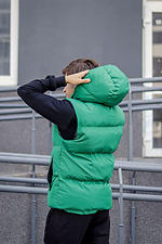 Стеганый мужской жилет с капюшоном зеленого цвета VDLK 8031156 фото №3
