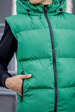 Стеганый мужской жилет с капюшоном зеленого цвета VDLK 8031156 фото №6