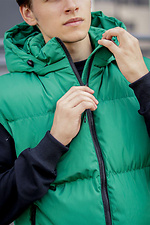 Стеганый мужской жилет с капюшоном зеленого цвета VDLK 8031156 фото №7