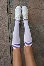 Białe bawełniane podkolanówki w fioletowe paski M-SOCKS 2040158 zdjęcie №2