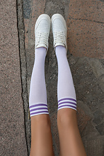 Weiße Kniestrümpfe aus Baumwolle mit lila Streifen M-SOCKS 2040158 Foto №2