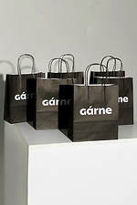 Чорний подарунковий пакет із брендовим логотипом Garne 7770159 фото №1