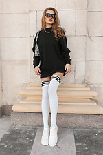 Weiße hohe Kniestrümpfe aus Baumwolle mit schwarzen Streifen über den Knien M-SOCKS 2040162 Foto №2
