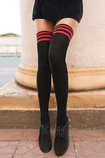 Schwarze hohe Kniestrümpfe aus Baumwolle mit roten Streifen über den Knien M-SOCKS 2040163 Foto №2