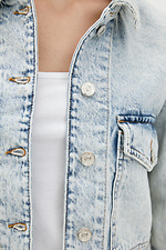Короткая джинсовая куртка голубая с потертостями  4009172 фото №4