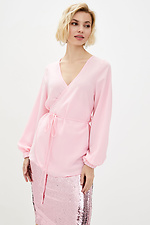 Розовая блуза 1002 на запАх под пояс с длинными рукавами-фонариками Garne 3038176 фото №1