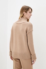 Бежевый шерстяной свитер с высоким горлом и спущенной линией плеча  4038176 фото №3