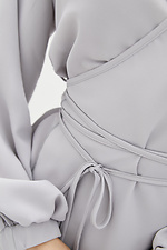 Серая блуза 1002 на запАх под пояс с длинными рукавами-фонариками Garne 3038177 фото №4