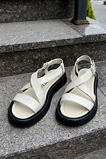 Beige Damensandalen mit schwarzer Sohle  4206192 Foto №1