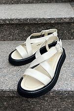 Beige Damensandalen mit schwarzer Sohle  4206192 Foto №2