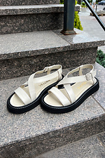 Beige Damensandalen mit schwarzer Sohle  4206192 Foto №3