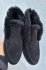 Die Wildleder-Slipper für Damen im Winter sind schwarz  2505198 Foto №2