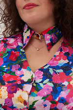 Bluse mit Stehkragen im Blumendruck. Garne 3041201 Foto №11