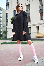Czarna sukienka z kapturem, falbanką i odpinanymi rękawami M-SOCKS 2040203 zdjęcie №2