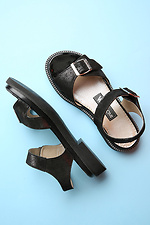 Czarne skórzane sandały z dużą klamrą  4205203 zdjęcie №5