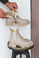 Зимние кожаные ботинки челси бежевого цвета на платформе  8019206 фото №9