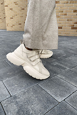 Женские кожаные кроссовки бежевого цвета на платформе 8018209 фото №6