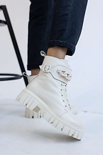 Высокие зимние ботинки в милитари стиле молочного цвета  8019211 фото №8