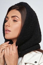 Warme schwarze Bouclé-Kapuze aus Wollmischgarn Garne 4496219 Foto №1