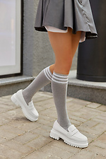 Kniehohe Kniestrümpfe aus grauer Baumwolle mit weißen Streifen M-SOCKS 2040232 Foto №1