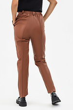 Женские классические брюки из эко-кожи коричневого цвета Garne 3041232 фото №2