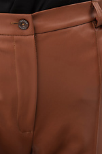 Женские классические брюки из эко-кожи коричневого цвета Garne 3041232 фото №5