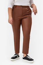 Женские классические брюки из эко-кожи коричневого цвета Garne 3041232 фото №7