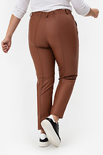 Женские классические брюки из эко-кожи коричневого цвета Garne 3041232 фото №10